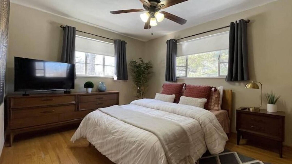 Edwardsville Apartment | Sunny Mid-Century Modern duplex with a garage