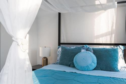 Uptown Apartment | Sunny Modern Loft Montrose Beach Rooftop WFH Gym