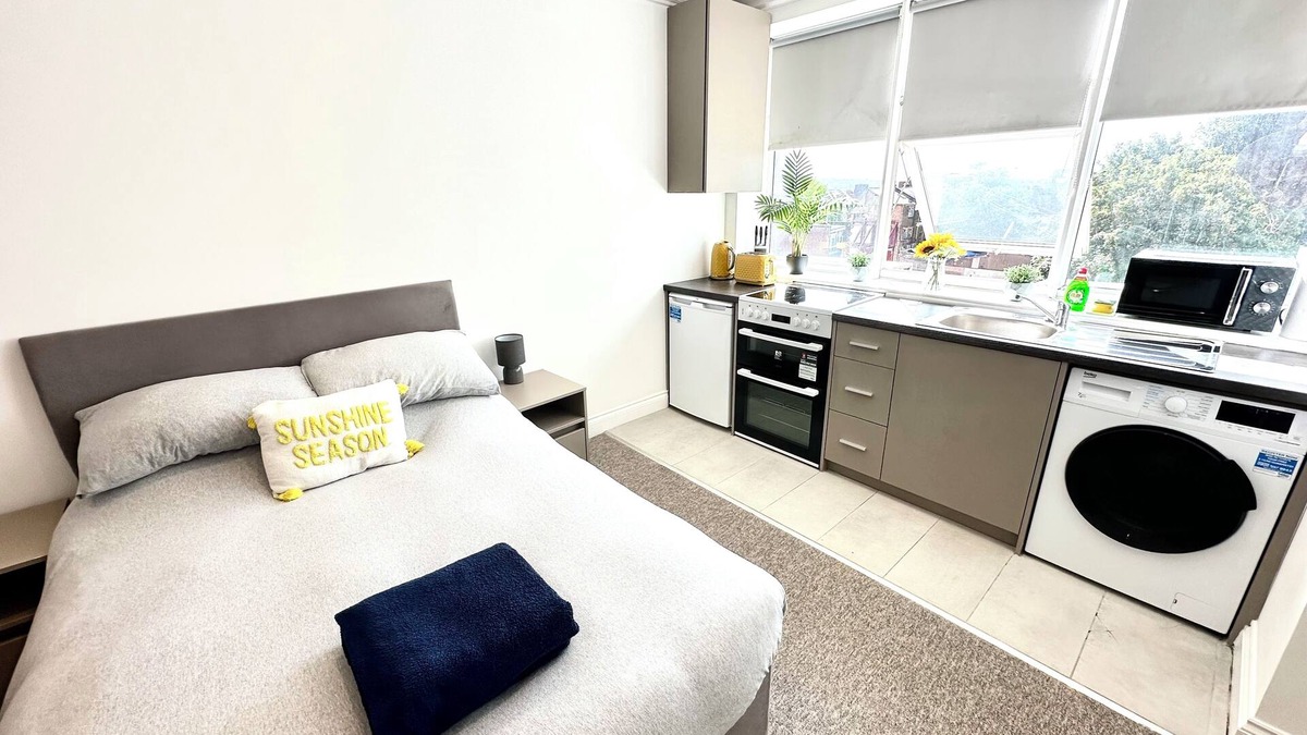 West Hendon Apartment | Sunny Modern, Private Apartment, 15 Mins To Central London