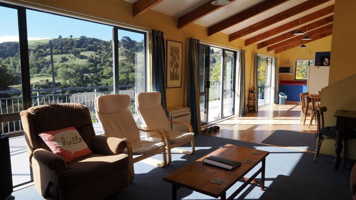 Akaroa House | Sunny, modern, private hilltop holiday home