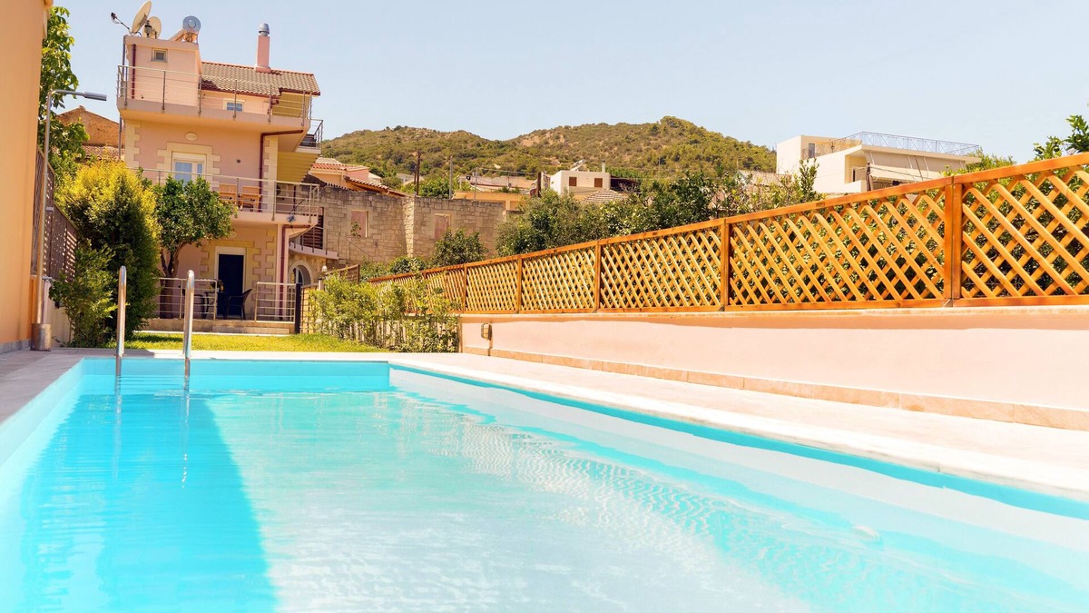 Spilia House | Sunny Oasis Retreat with sharing Pool