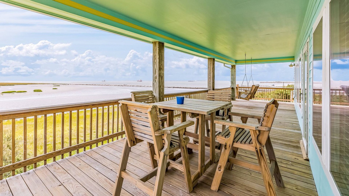 Galveston House | Sunny oceanfront home with enclosed yard, full kitchen, & washer/dryer