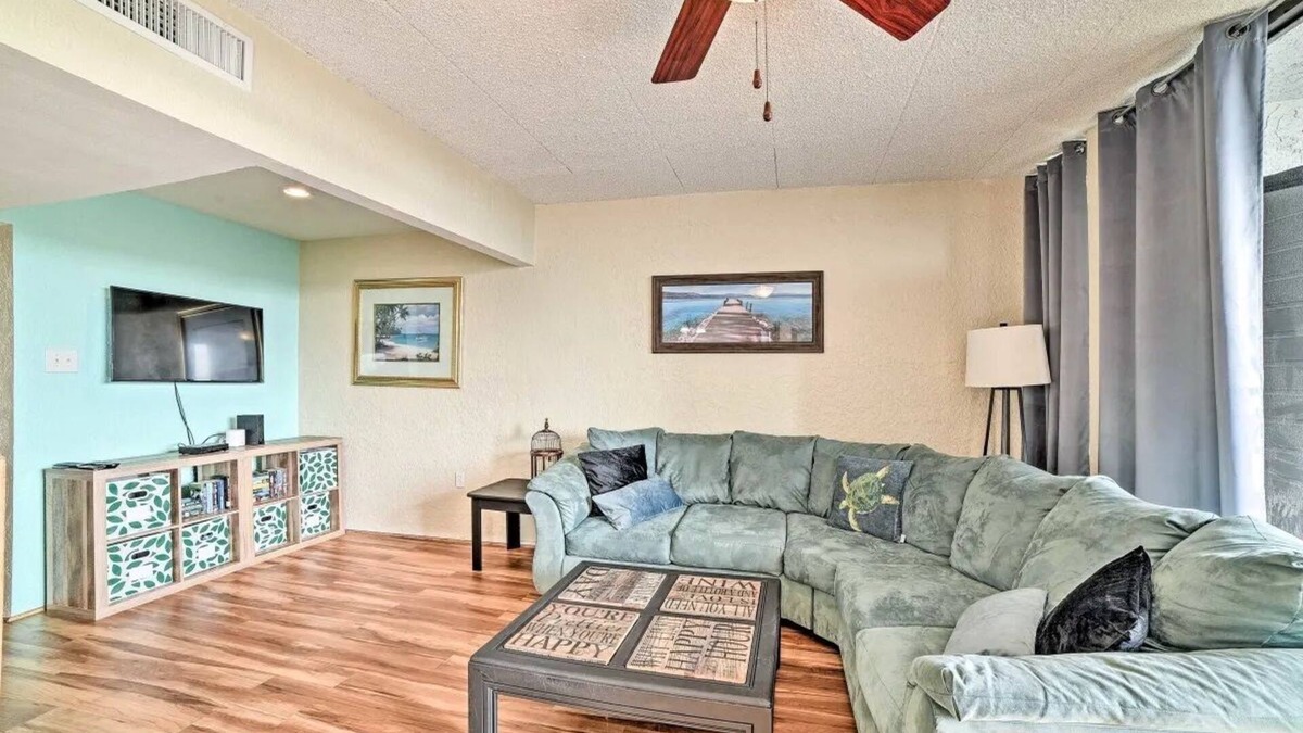 Corpus Christi Condo | Sunny Padre Island Condo,2 Mi to Beaches, Hot Tub!