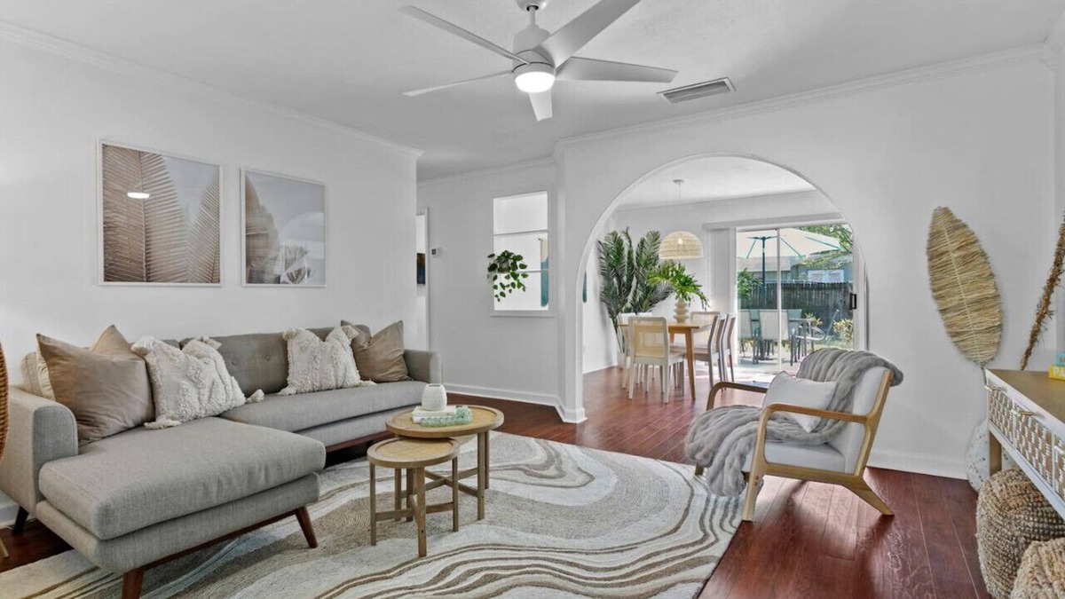 Anona House | Sunny Palm Cottage | Hot Tub | 10 Min to Beach!