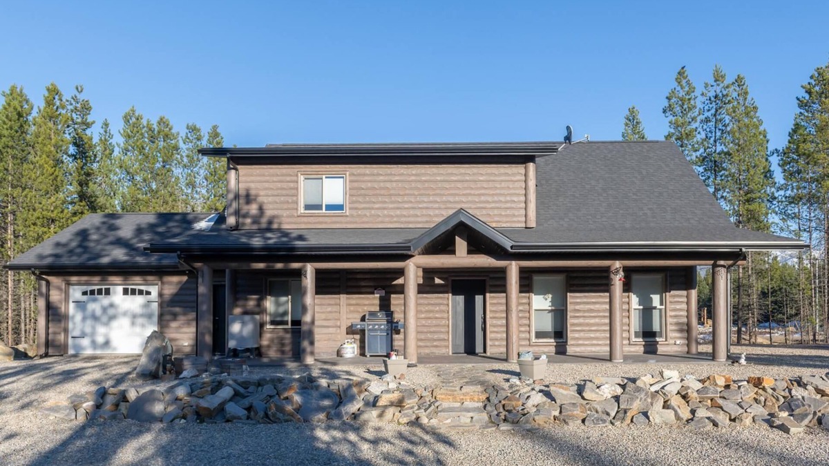 Valemount House | Sunny Peaks Cabin Rental