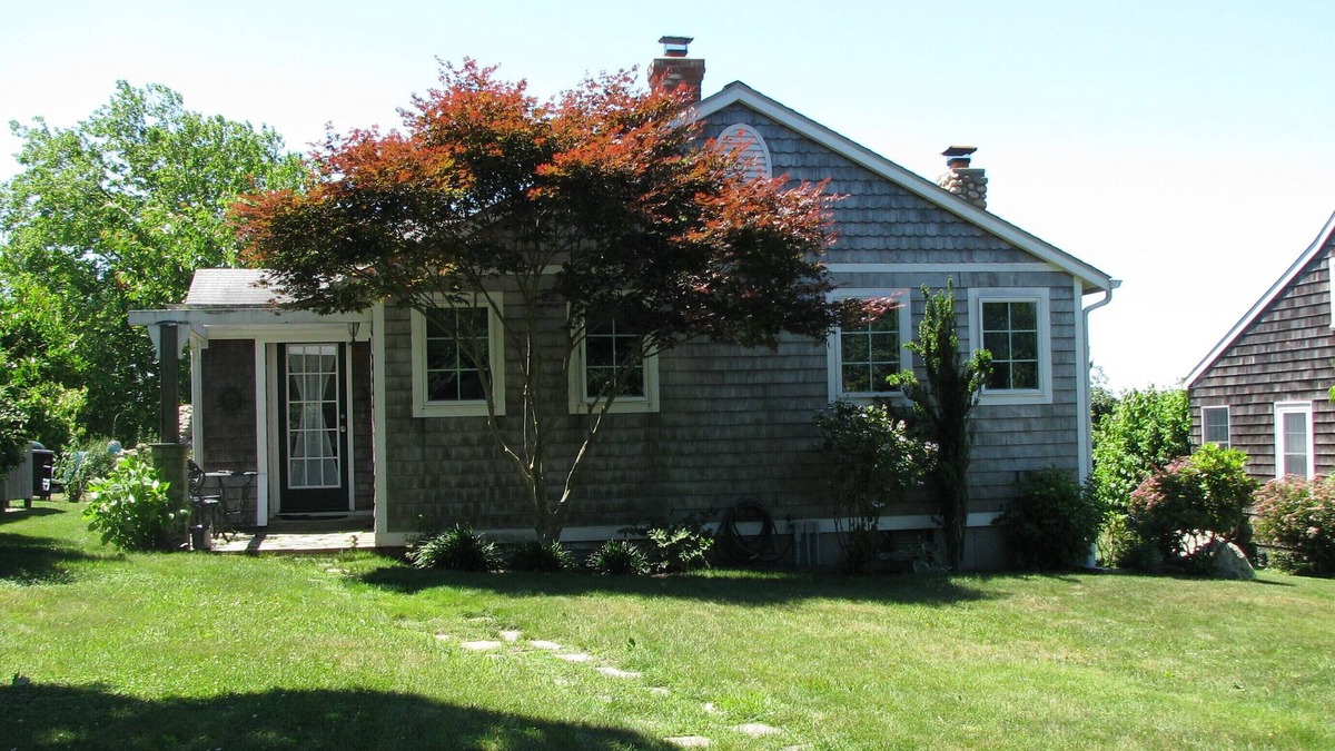 Narragansett Cottage | Sunny, Quaint, Immaculate Cottage in Point Judith/Sand Hill Cove-Close to Beach