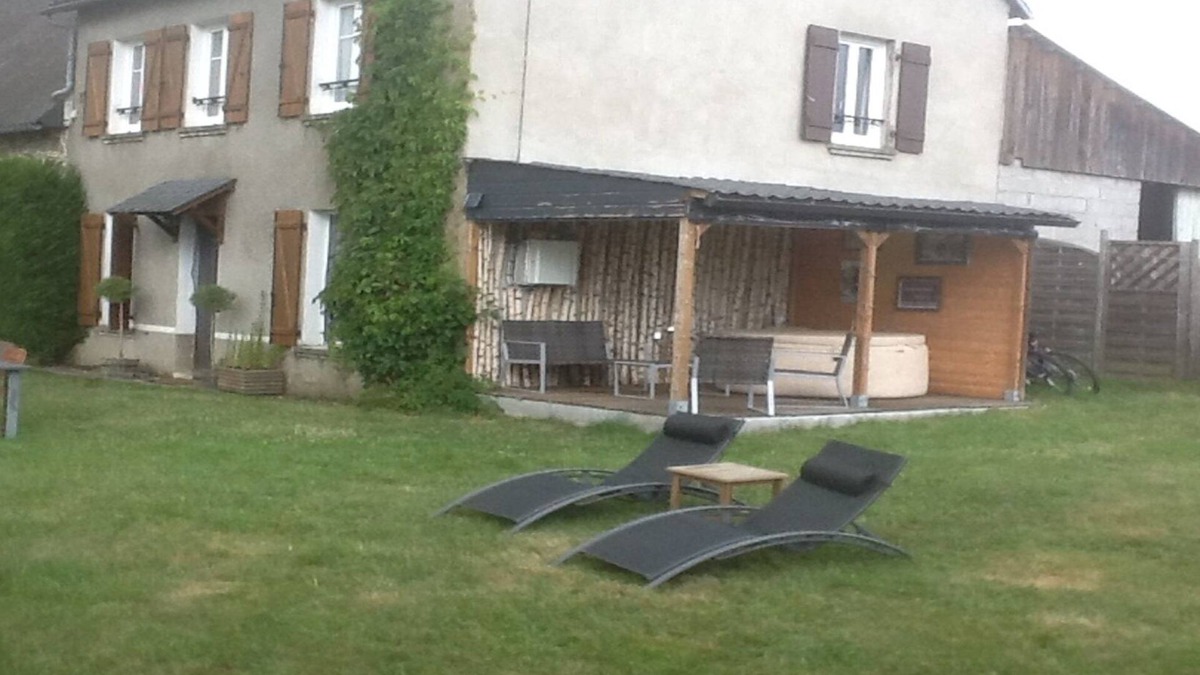 Singles House | Sunny quiet rural gite, sleeps 6 to 8, in the park of the volcanoes of Auvergne