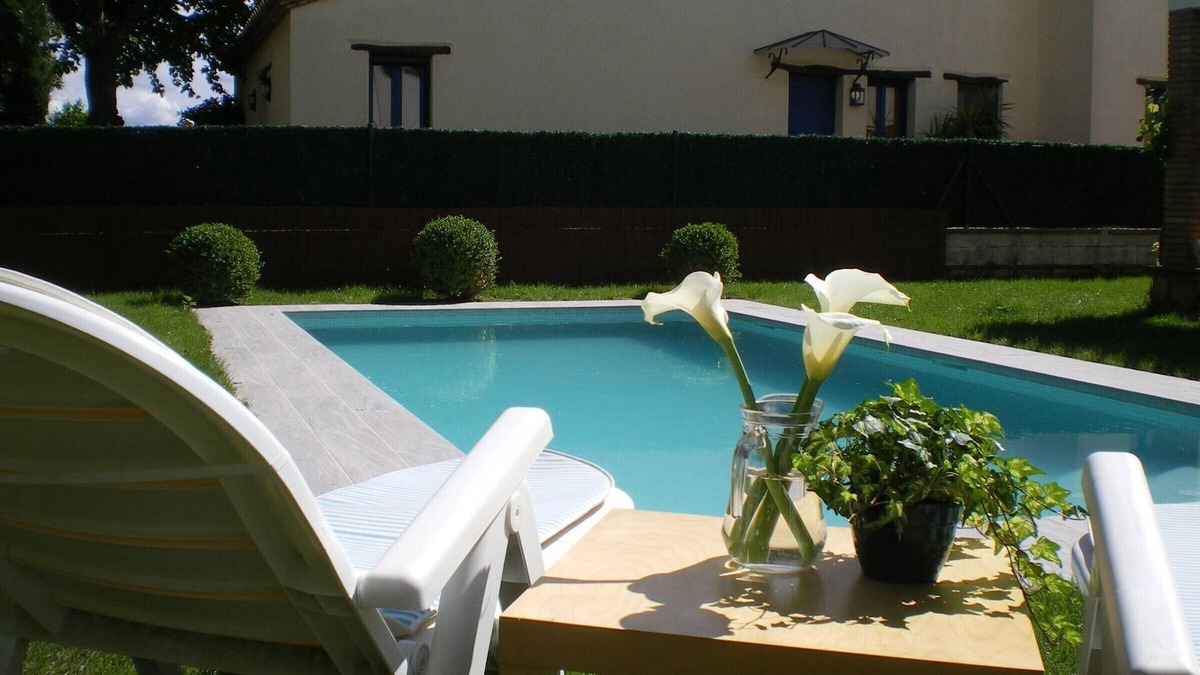 Bon Relax House | Sunny Retreat with Private Pool, BBQ, Garden & WiFi, Near Beach