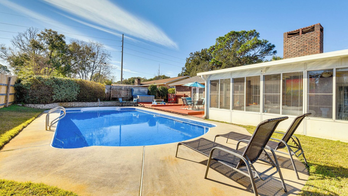 Wright House | Sunny Retreat w/Hot Tub in Fort Walton Beach!