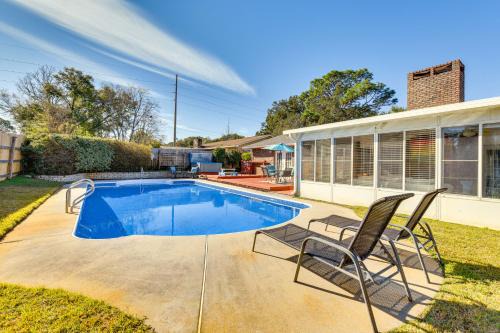 Wright House | Sunny Retreat with Hot Tub in Fort Walton Beach!