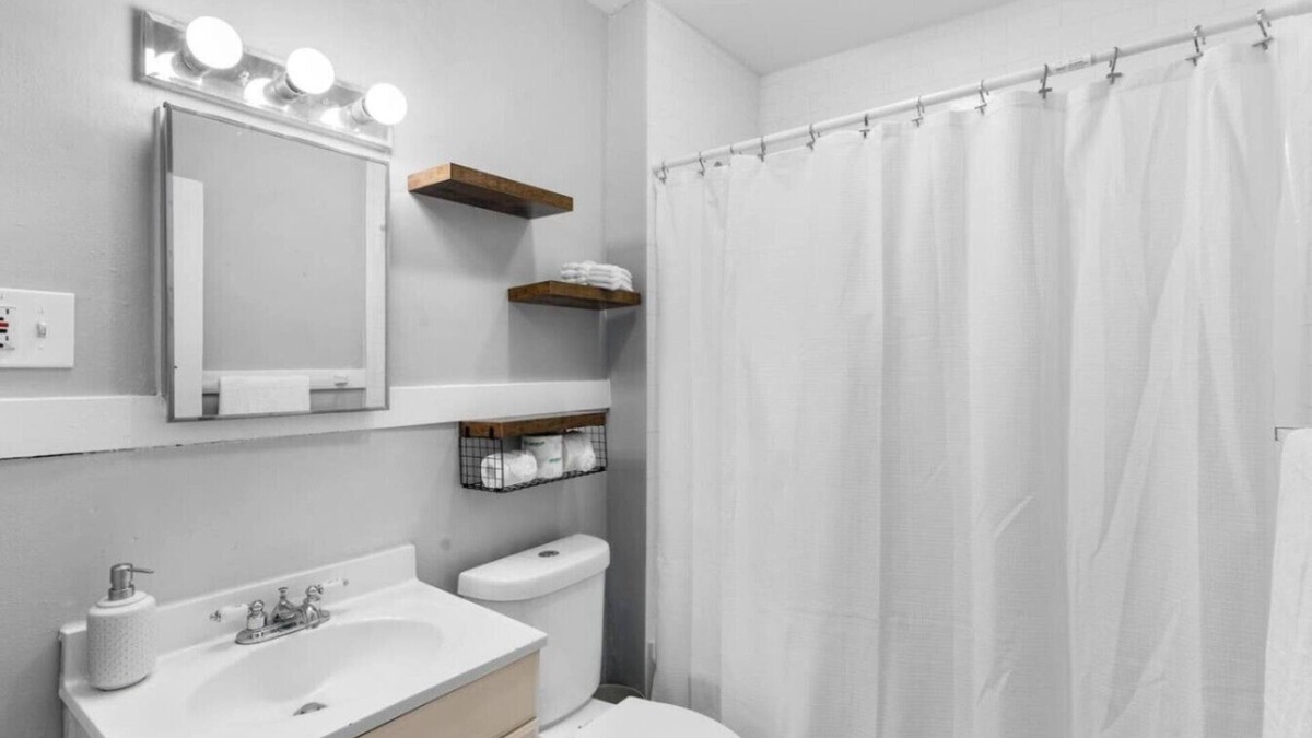 West Rock Apartment | Sunny Room Steps from SCSU