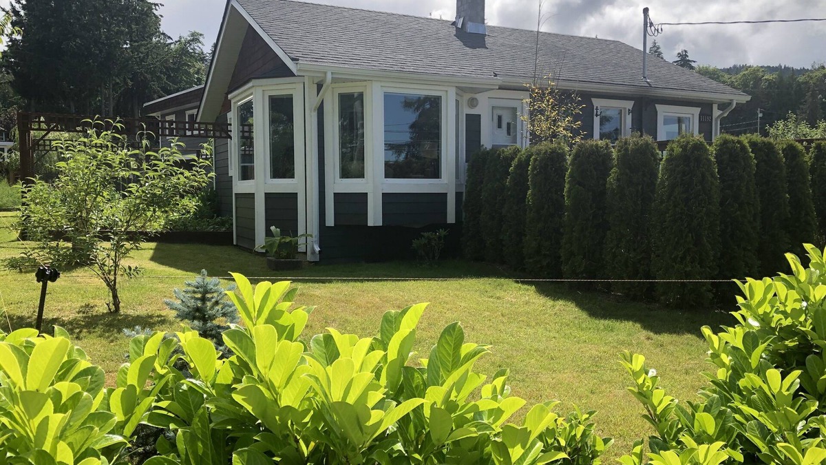 Chemainus Cottage | Sunny Saltair Seaview Cottage with Private Hot Tub