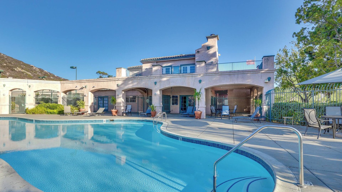 San Diego Condo | Sunny San Diego Condo w/Pool Access Near Wineries