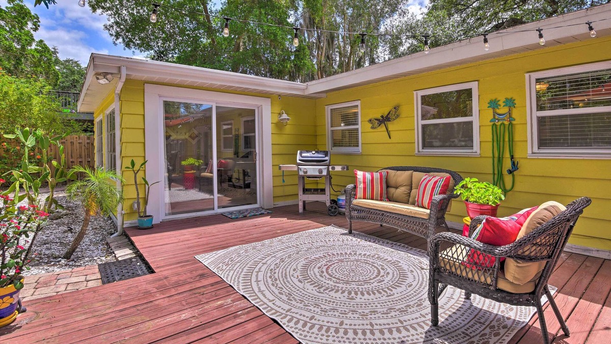 Alta Vista House | Sunny Sarasota Home w/Yard < 2 Mi to Downtown!