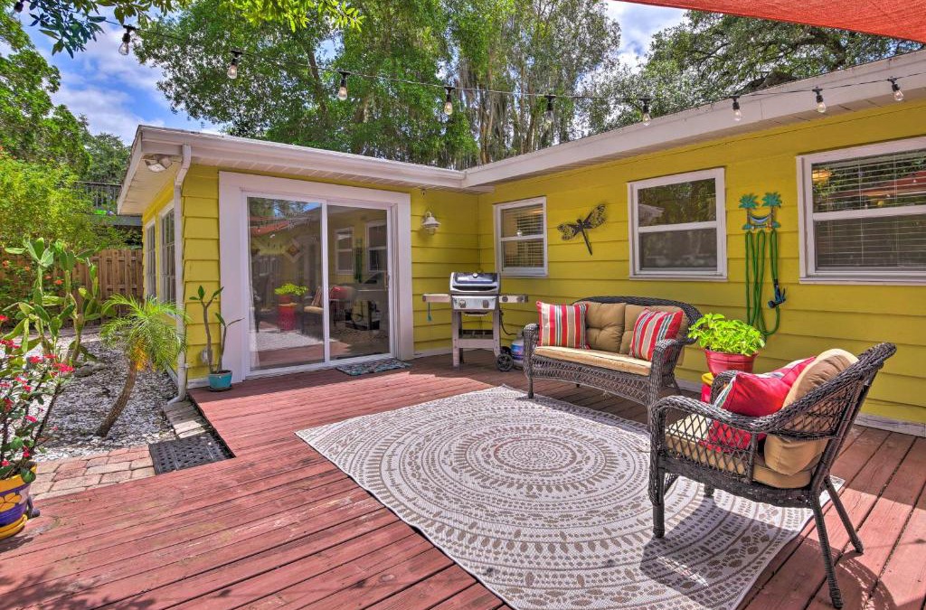 Alta Vista House | Sunny Sarasota Home with Yard Less Than 2 Mi to Downtown!
