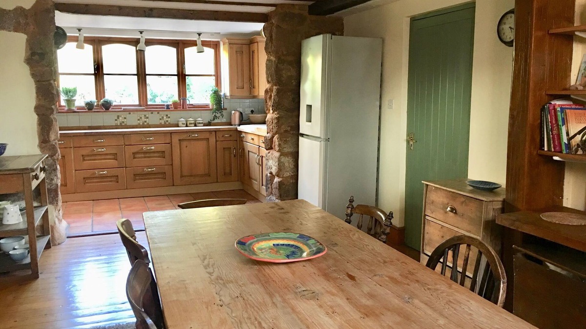 Alphington House | Sunny Secret Garden 3 bed Cottage Near Exeter. Village Location