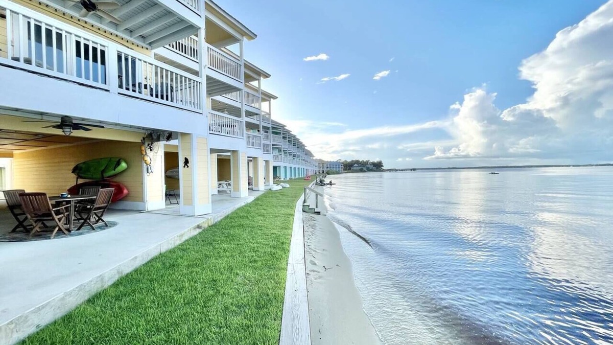 Innerarity Townhomes House | Sunny Side: Awesome Waterfront Unit with 4 Kayaks