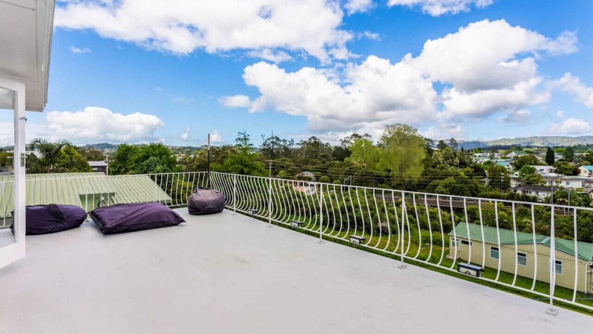 Henderson Apartment | Sunny Side Getaway with views and deck