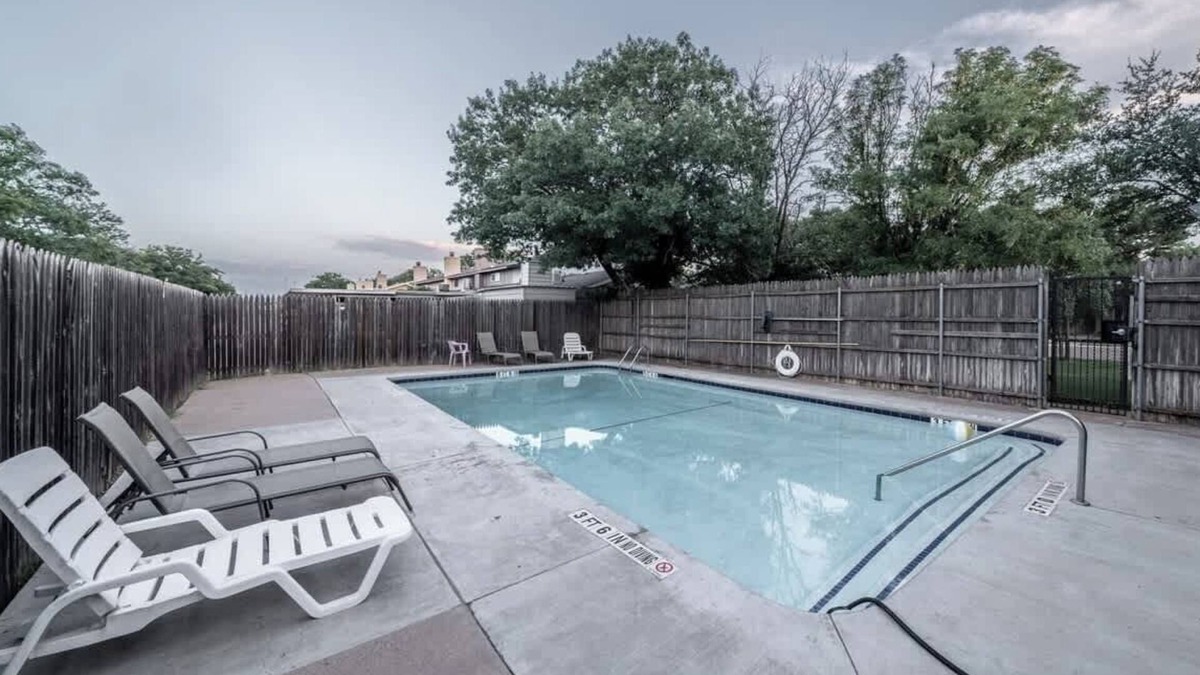 Bowie House | Sunny Side Town Home - 2BR/2BA - Seasonal Pool