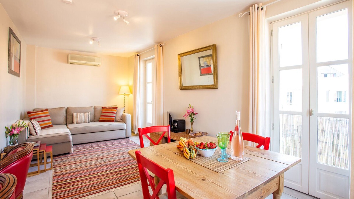 Antibes Old Town Apartment | Sunny, South facing apartment Antibes Old Town, 2 Balconies, fully air condition