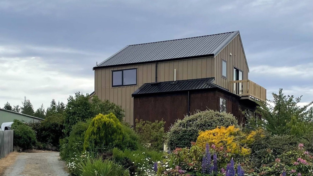 Naseby House | Sunny spacious 3 BDM home with awesome views