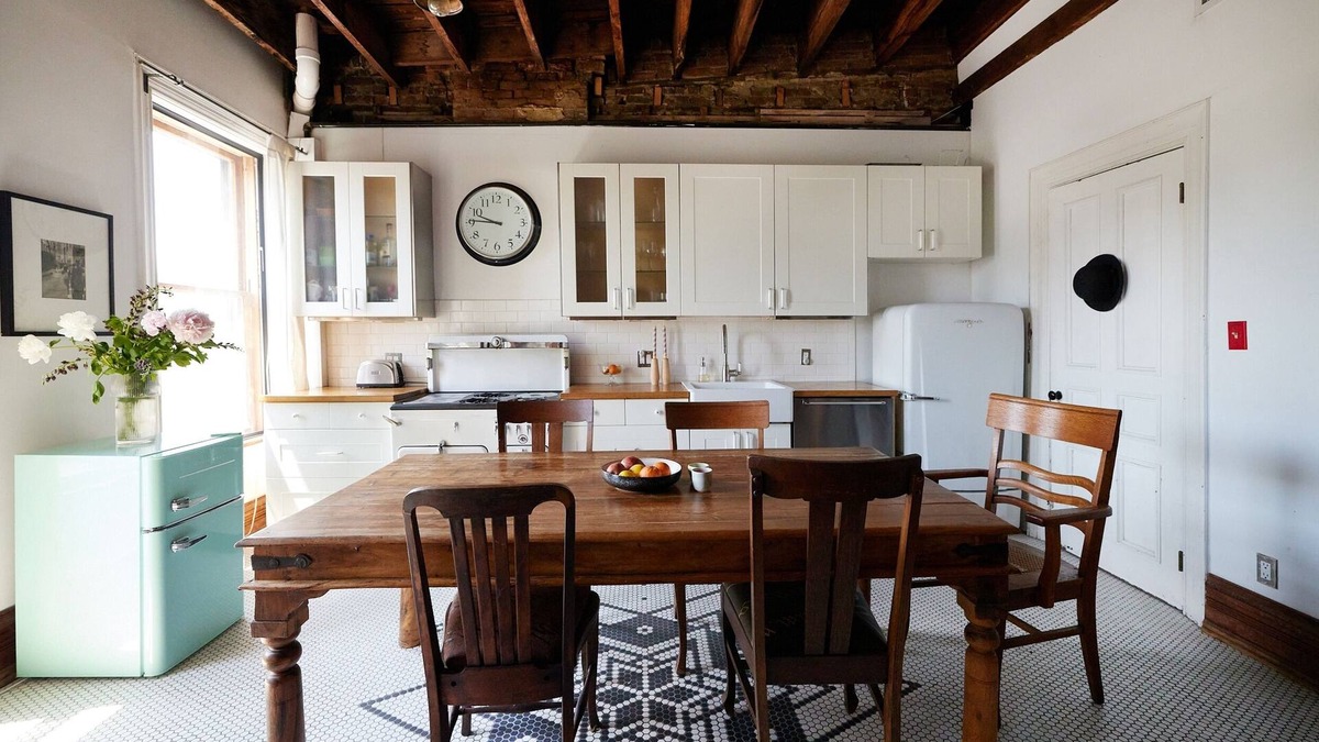 Hudson Apartment | Sunny, Spacious & Central: Bowler