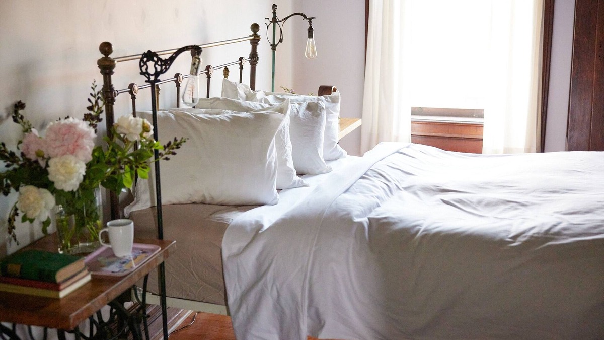 Hudson Apartment | Sunny, Spacious & Central: Top Hat