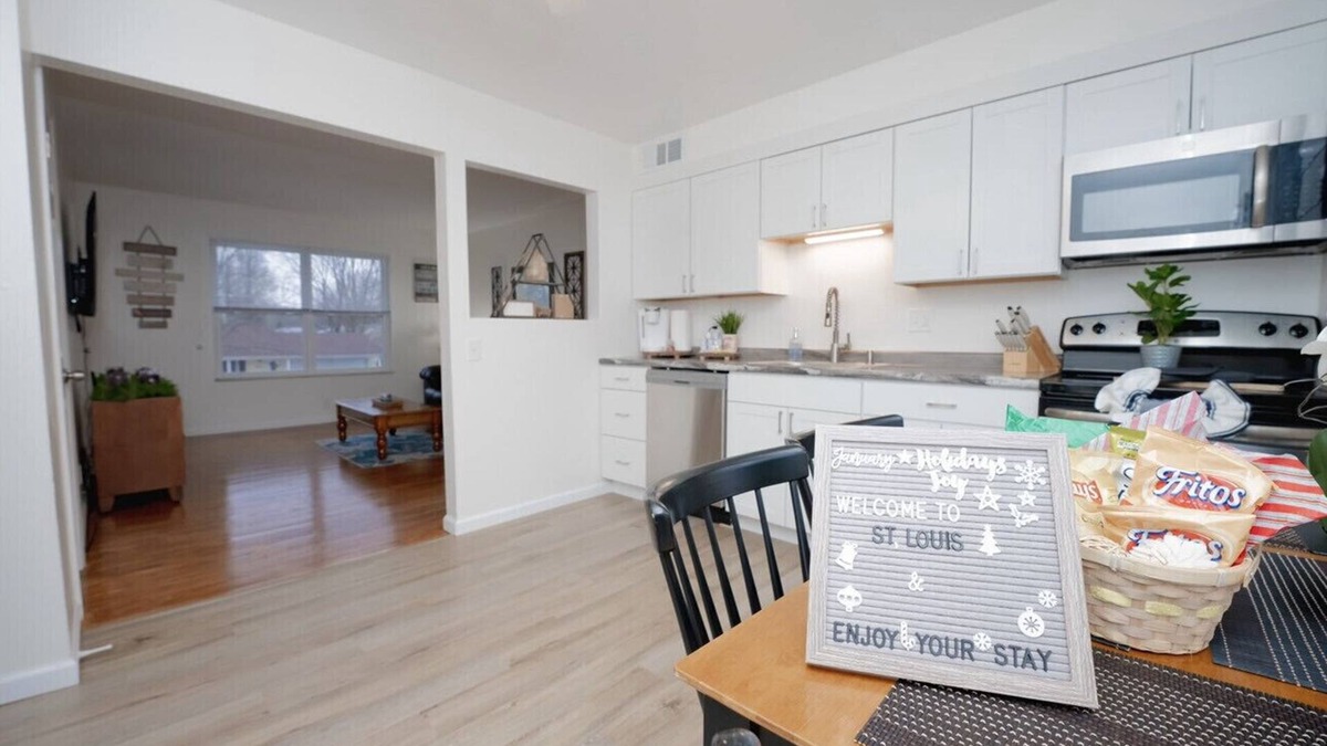 Airport Township Apartment | Sunny SparkingClean King bed Apt- CreveCoeurPark