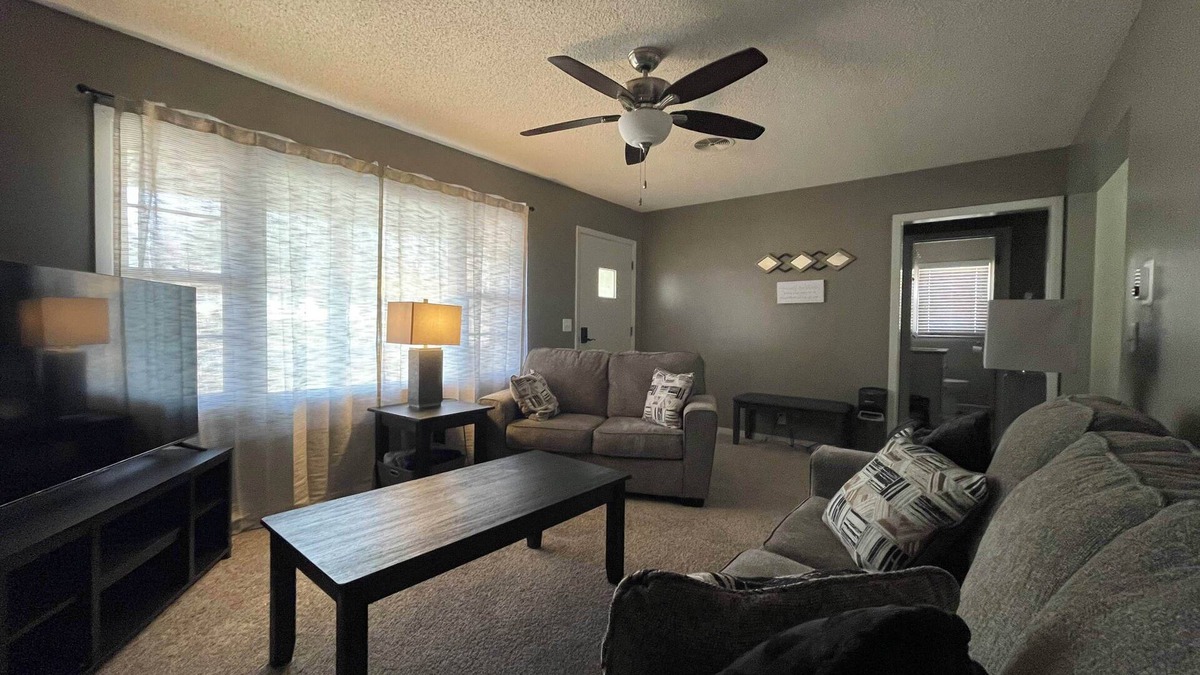 Hebron House | Sunny Stay on Memorial