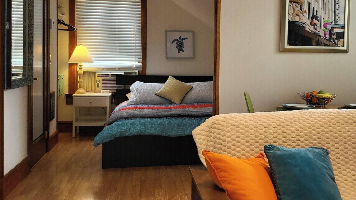 Everett Apartment | "Sunny Studio Retreat, Steps from Downtown"