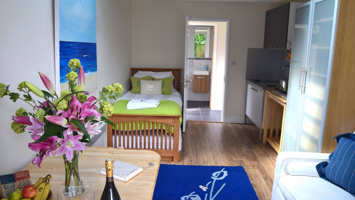 Oxford Apartment | Sunny Studio with parking and privacy in Oxford