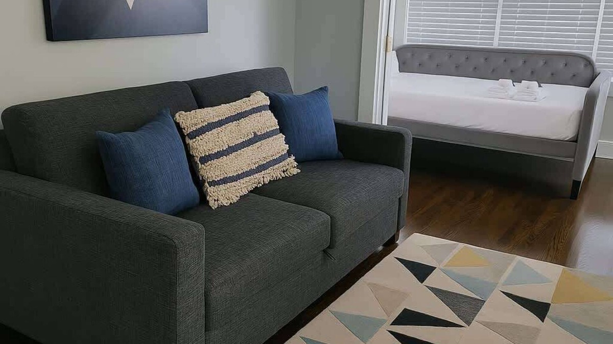 East Albany Park Apartment | Sunny & Stylish 2BR S