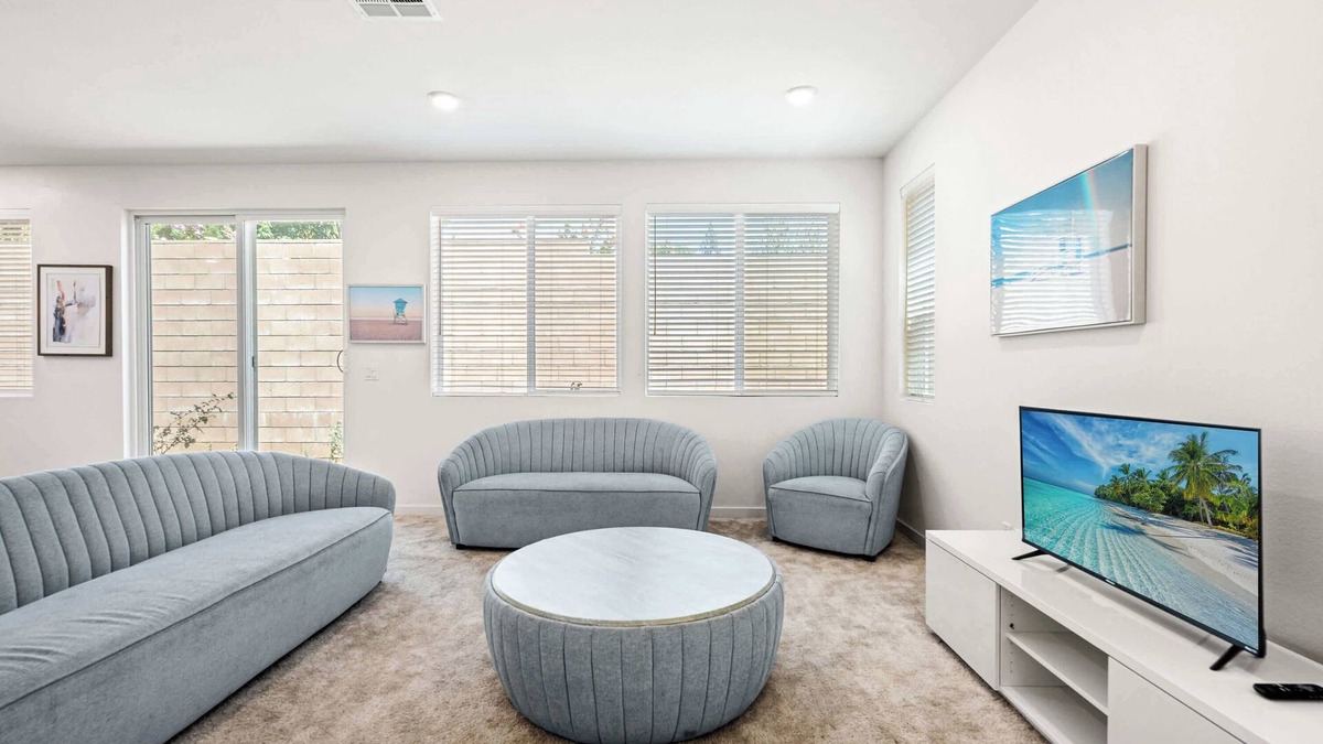 Westmont House | Sunny & Stylish Near LA 4BR Home w Desks & Lounge