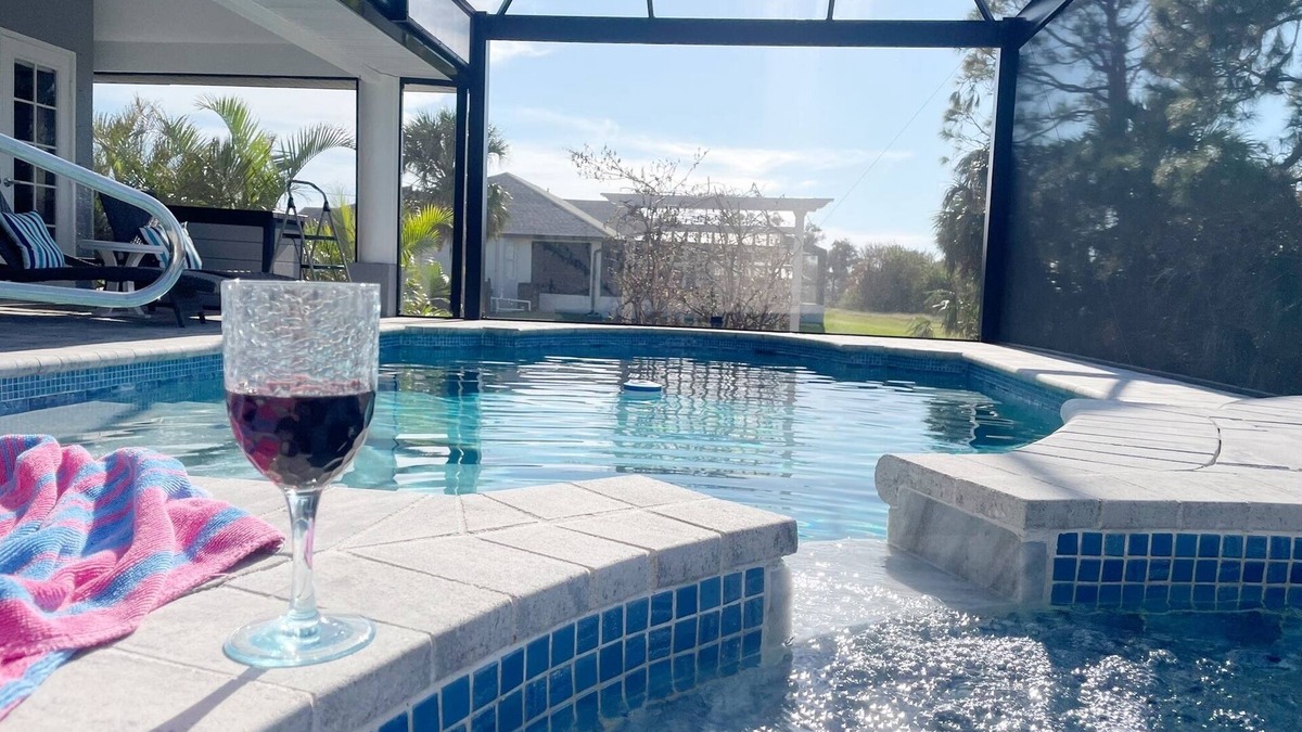 Pine Valley House | Sunny Suite Retreat! – 7 Bed, 4 Bath, FREE Heated Spa & Pool