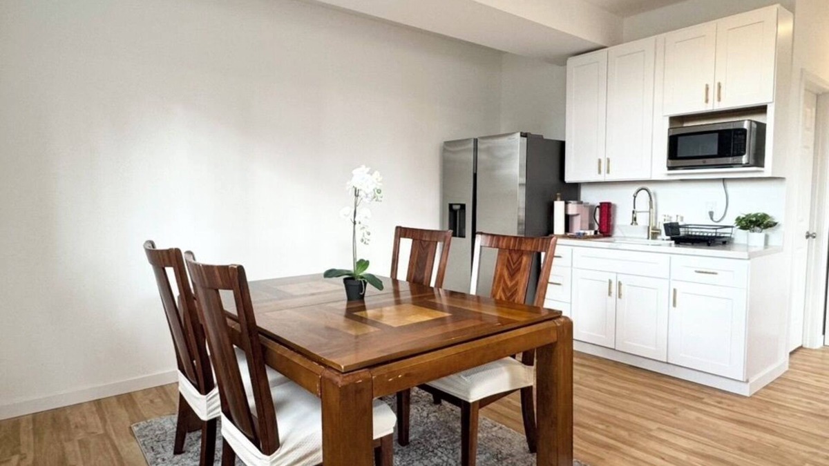 Des Moines Apartment | Sunny Suite Studio, private entrance & bathroom, near Seattle & SeaTac Airport.
