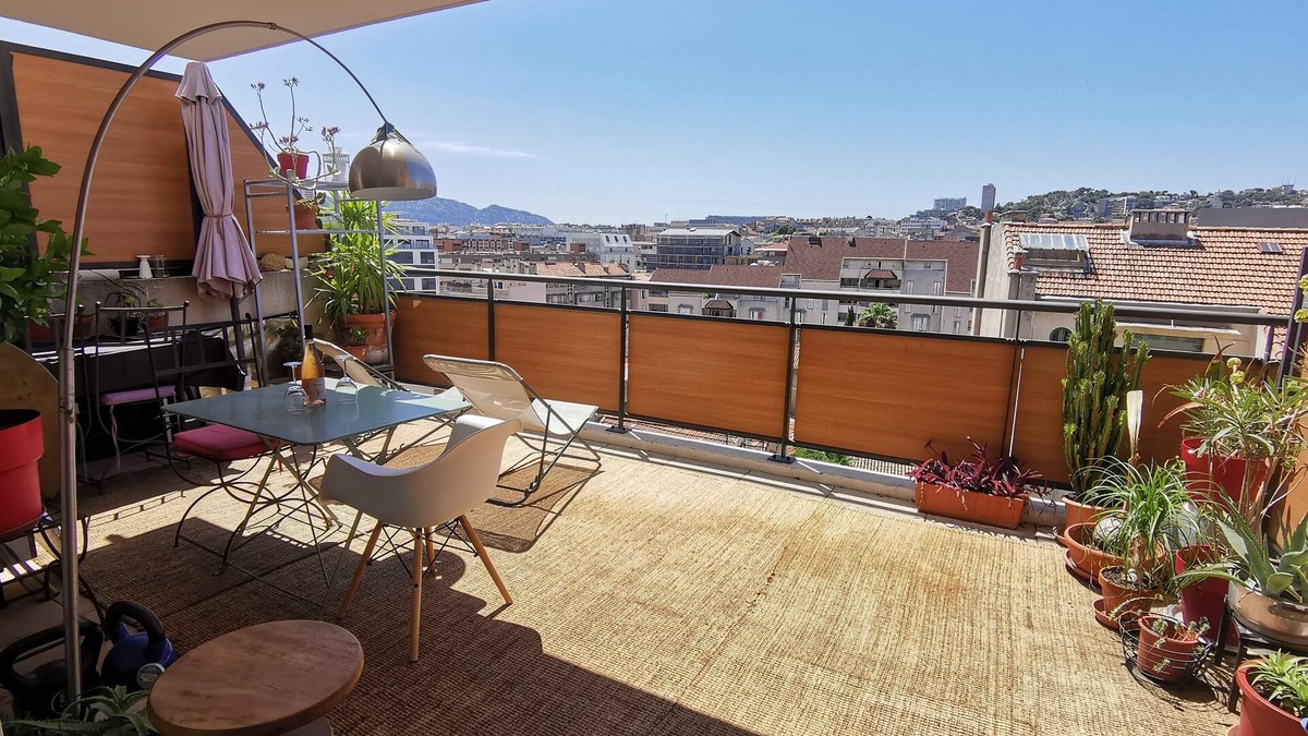 Menpenti Apartment | Sunny T3 with Terrace, Rooftop View, Near Stadium and City Center