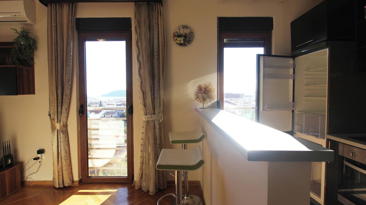 Lazi House | Sunny three-bedroom apartment in Budva
