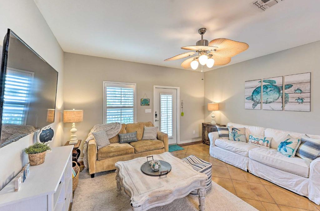 Corpus Christi House | Sunny Townhome with Pool Access about 1 Mi to Beach