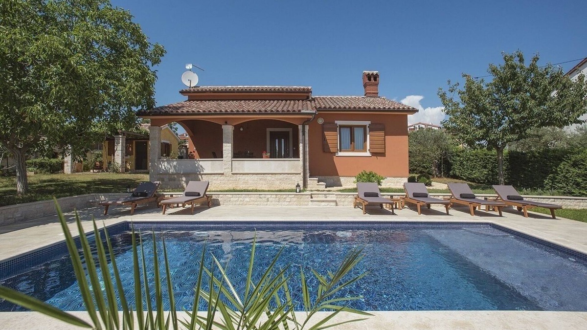 Barbariga House | Sunny villa 500 meters to beach with private pool