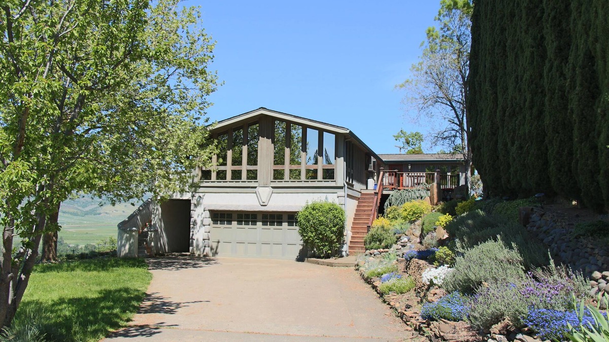 Talent Villa | Sunny Villa with Hot Tub & Amazing Views of the Rogue Valley