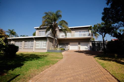 Waterkloof Glen Villa | Sunny villa with pool and garden