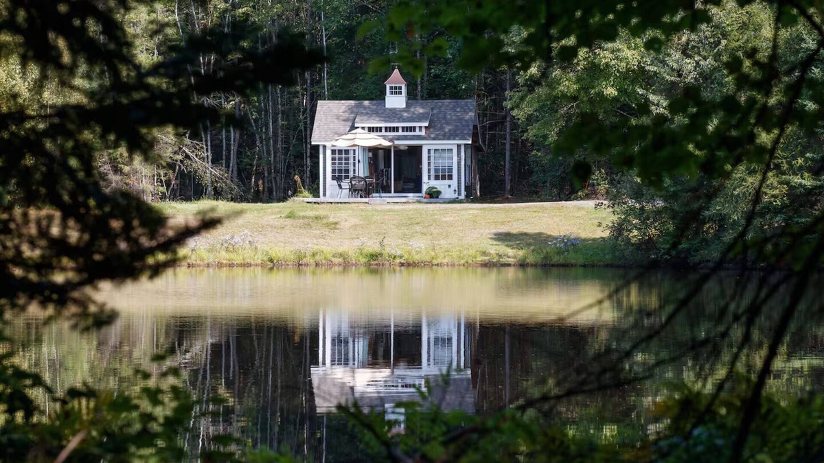 Whitefield House | Sunny Waterfront Cottage on Private Lake