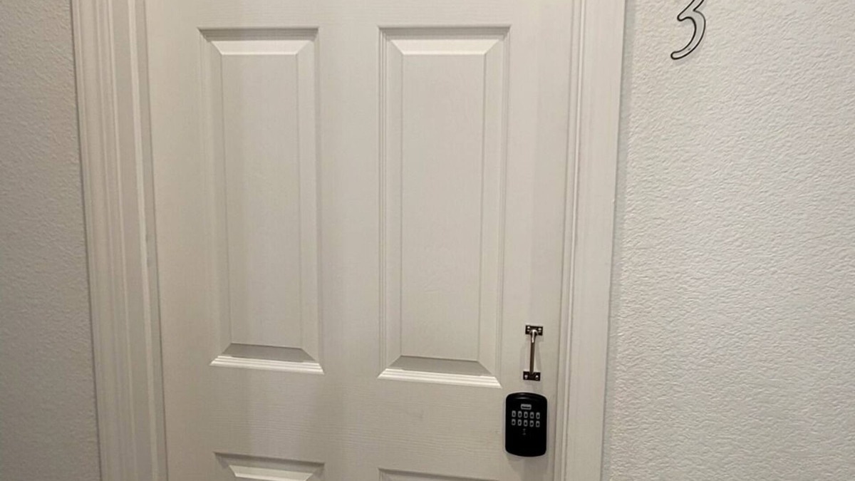 Roosevelt Apartment | Sunnyside Doors Room 3