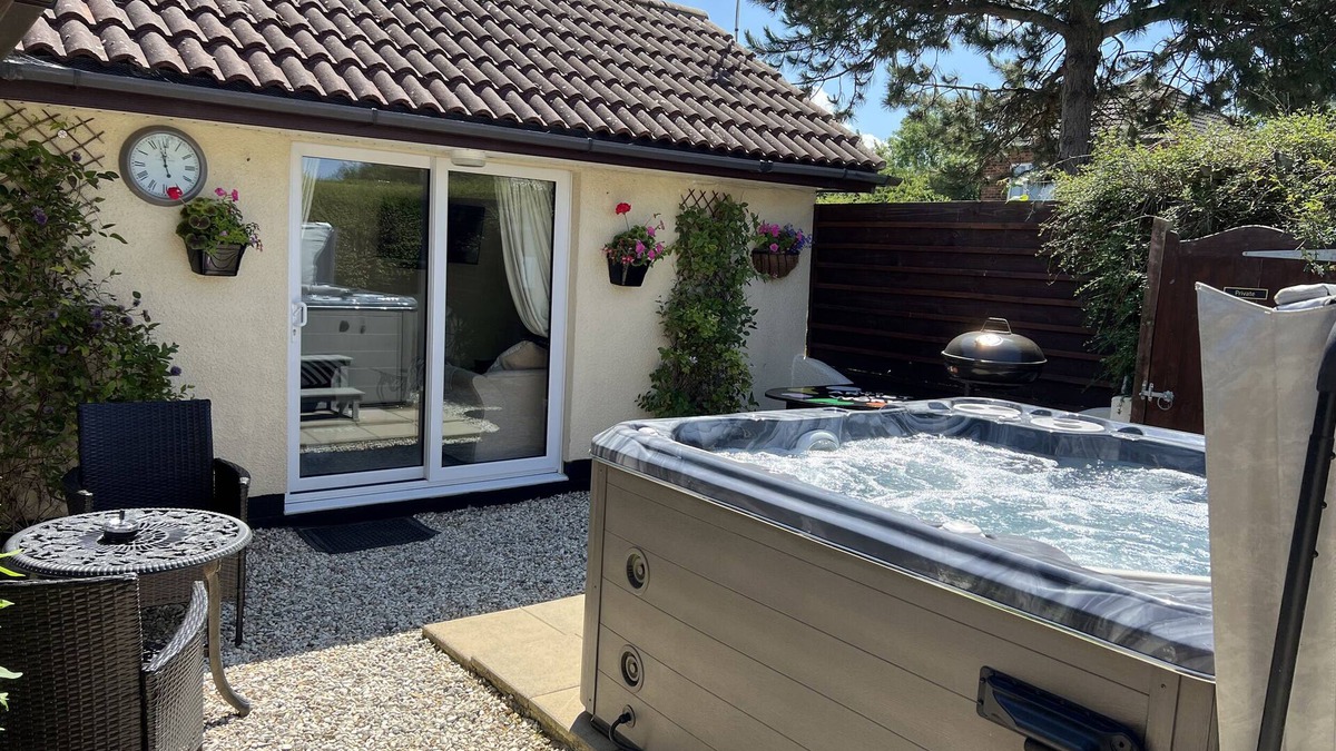 Goxhill Cottage | SUNNYSIDE, romantic, with hot tub in Barrow-Upon-Humber