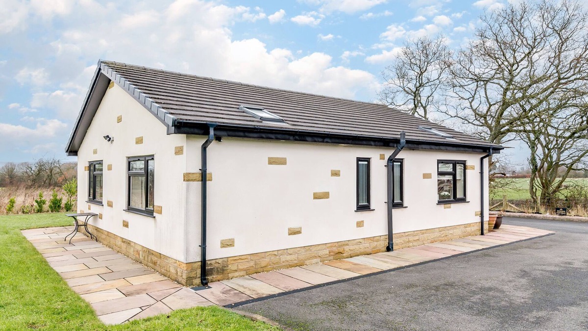 Blackburn Cottage | SUNNYSIDE SHREYAS, family friendly, with a garden in Ribchester