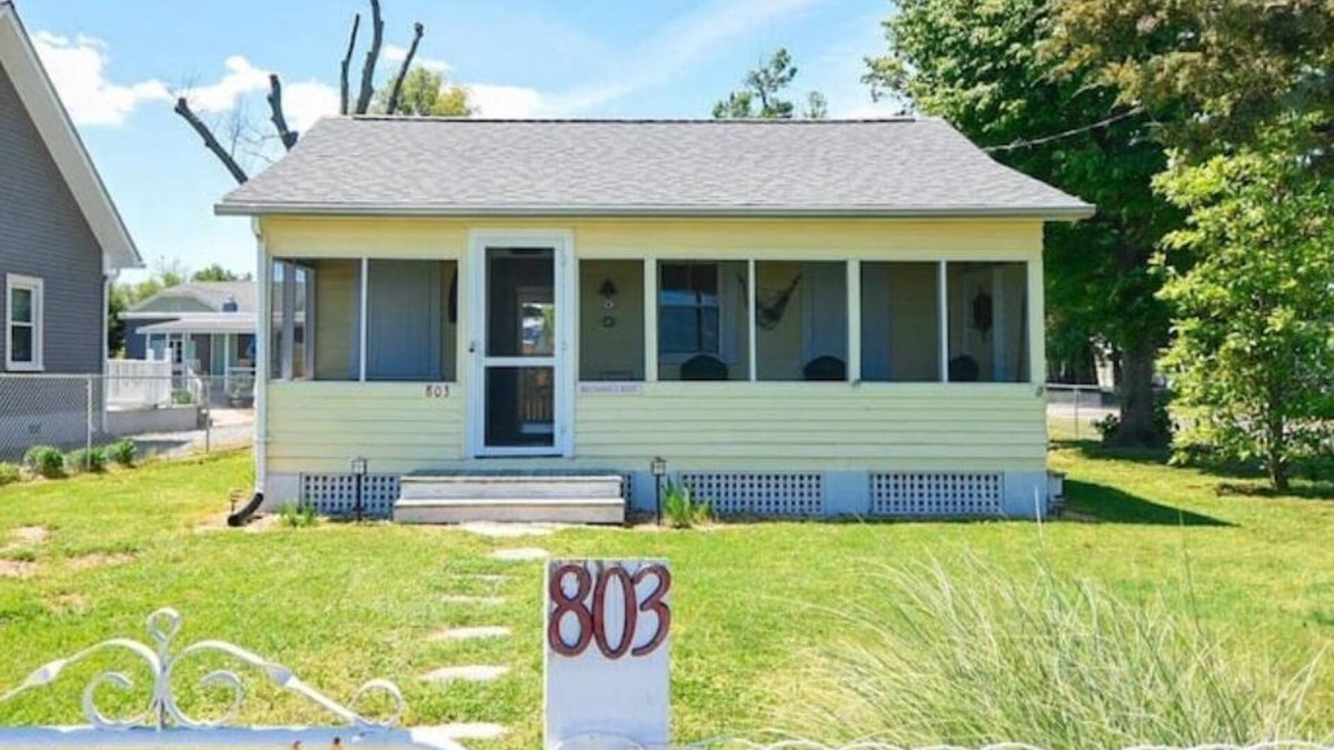Colonial Beach Cottage | Sunnyside Up - Small Dog Friendly Waterfront Cottage