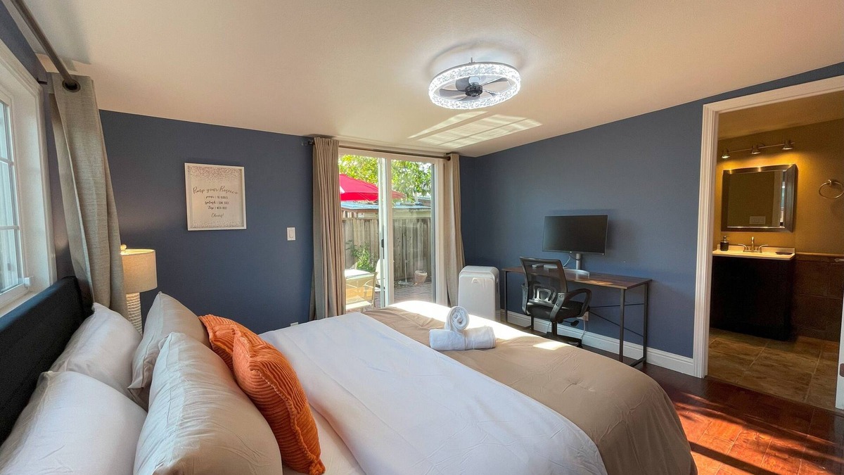 Sunnyvale House | Sunnyvale Great location 2Br/2Bth unit/Kingbed/windows AC