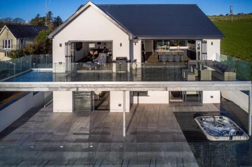 Pendine House | Sunrise - 5 Bedroom Luxurious Holiday Home - Pendine