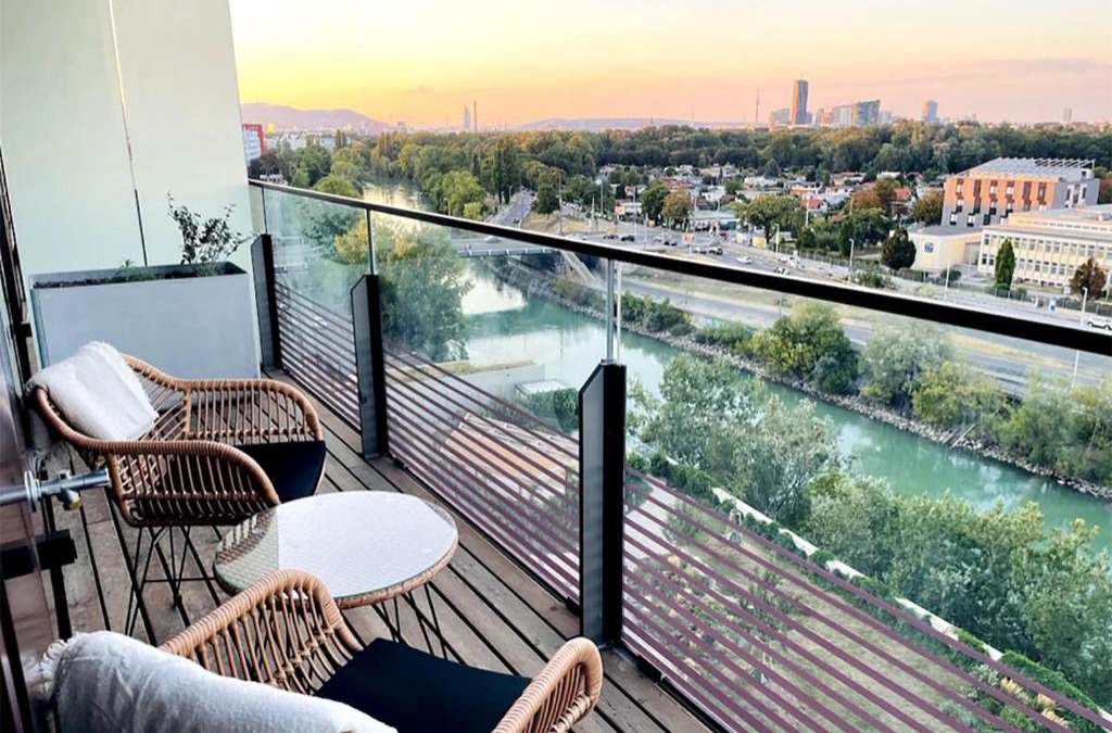 Erdberg Apartment | Sunrise above sky with ROOFTOP Pool