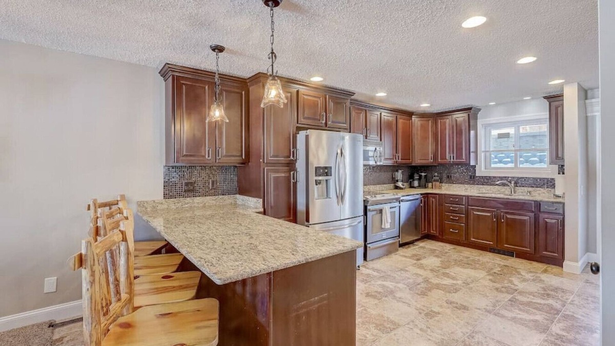 Lake Delton Condo | Sunrise Beach - LHC 611 · amily Fun - Walk to Noah's Ark!